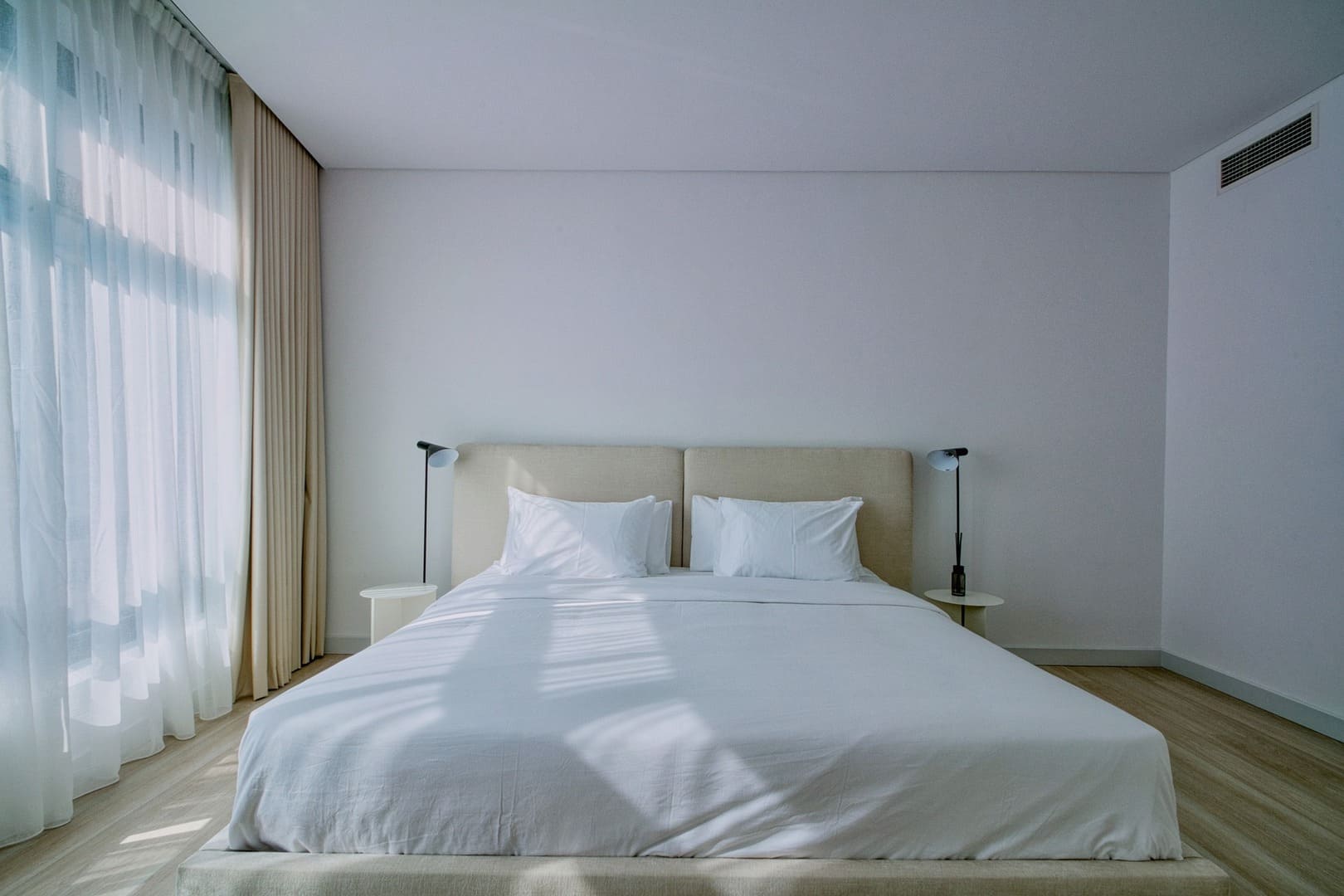 appartement-location-vacances-courte-duree-kozy-lyon Intérieur contemporain et lumineux d’un appartement en location courte durée, illustrant confort, ambiance premium et rentabilité avec Kozy Conciergerie à Lyon